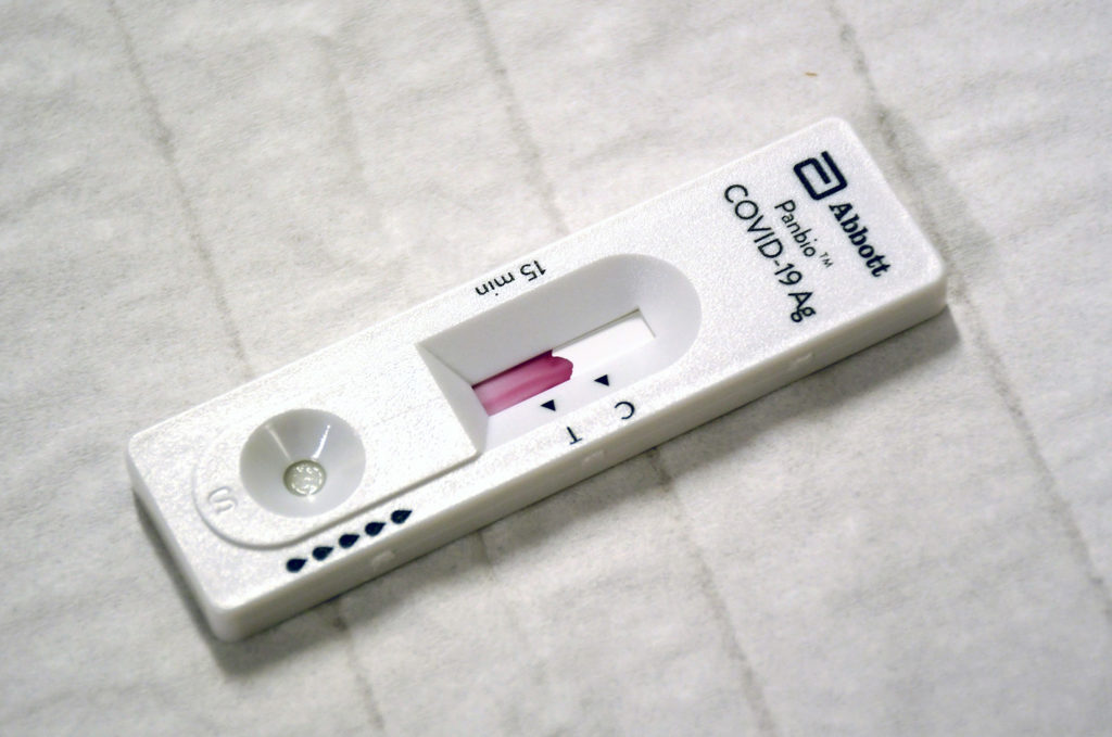 En hvit mobiltelefon