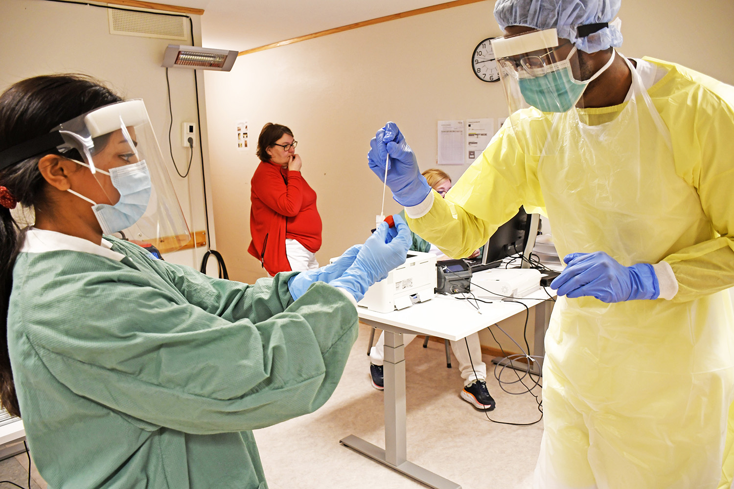 En gruppe mennesker i et rom