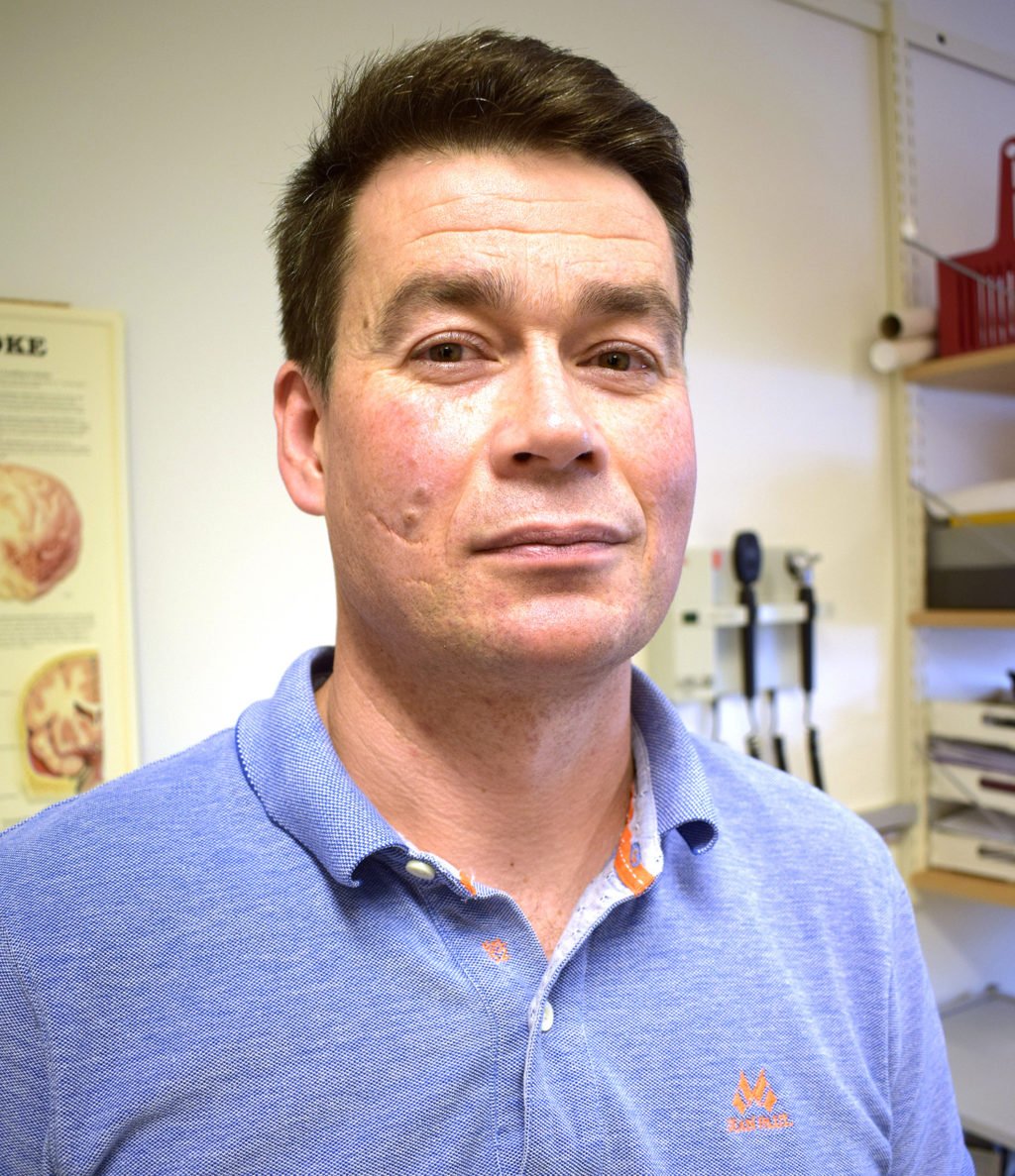 En mann i blå skjorte