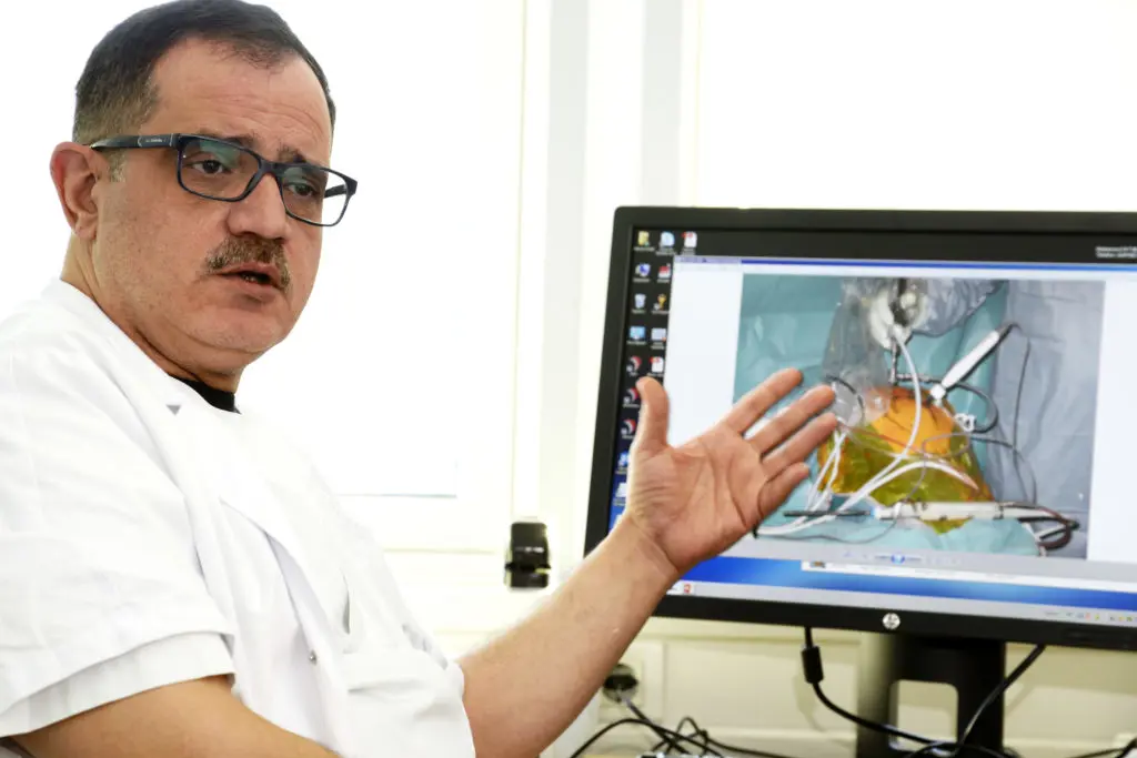 En mann som peker på en dataskjerm