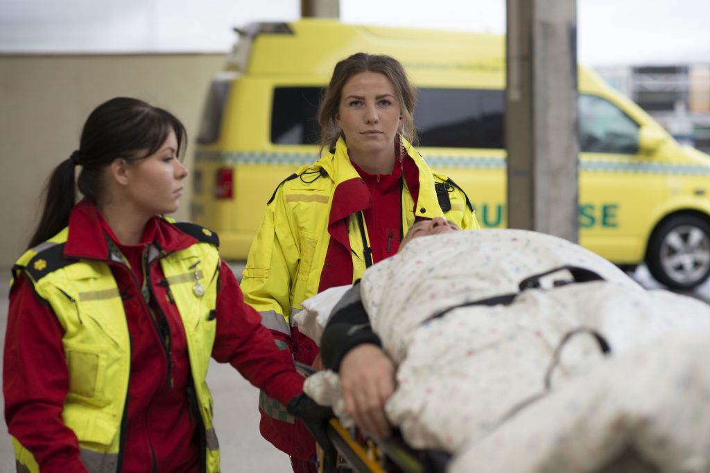 Kvinner i gule jakker