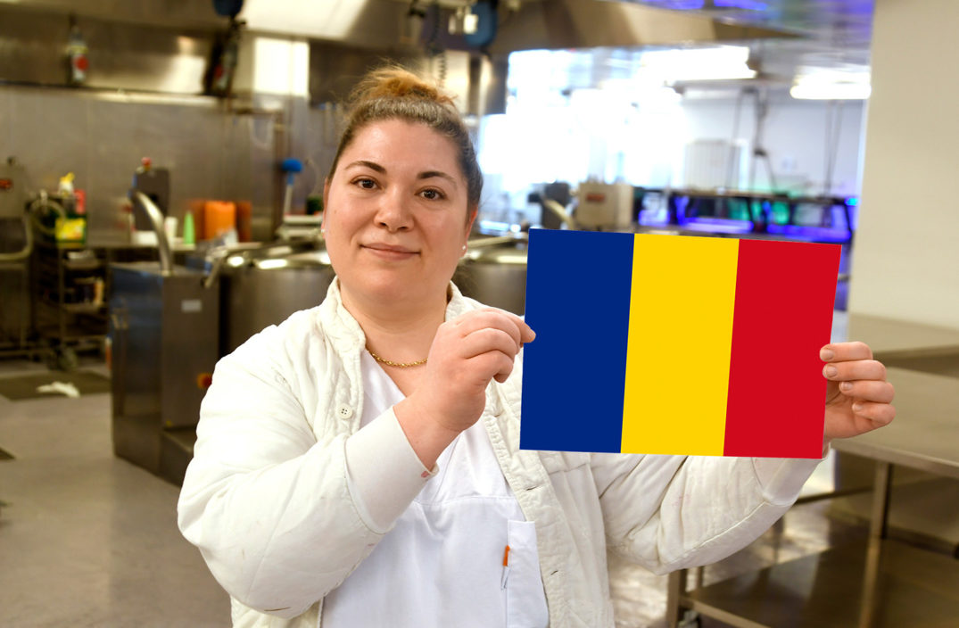 En person som holder en eske