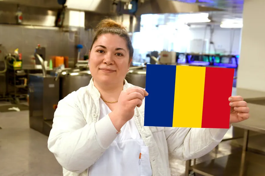 En person som holder en eske