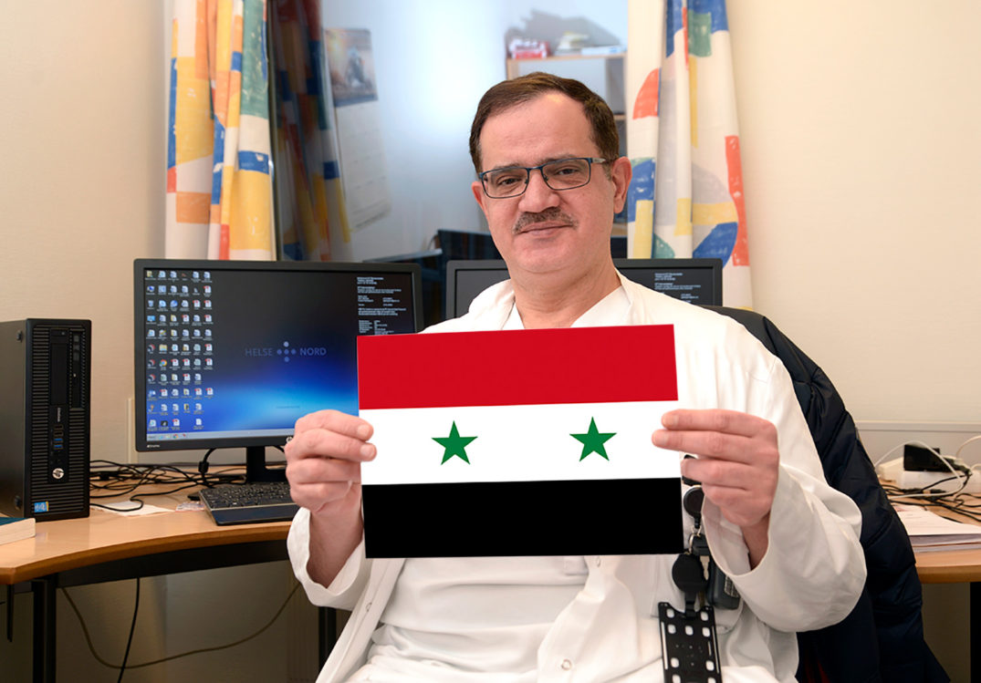 En person som holder et flagg