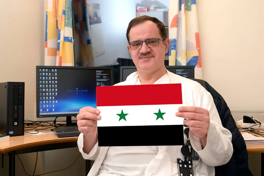 En person som holder et flagg