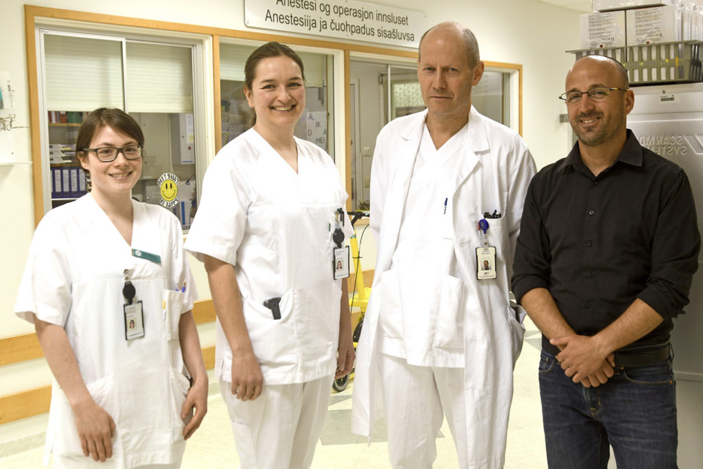 En gruppe mennesker som poserer for et bilde