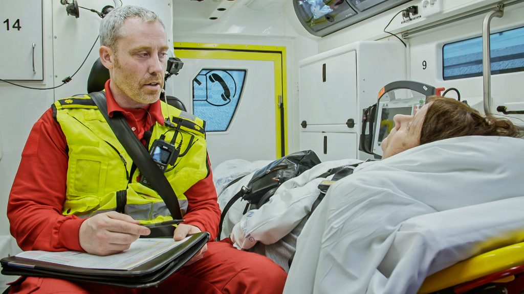 En mann i en sykehusseng med en kvinne i en sykehusseng