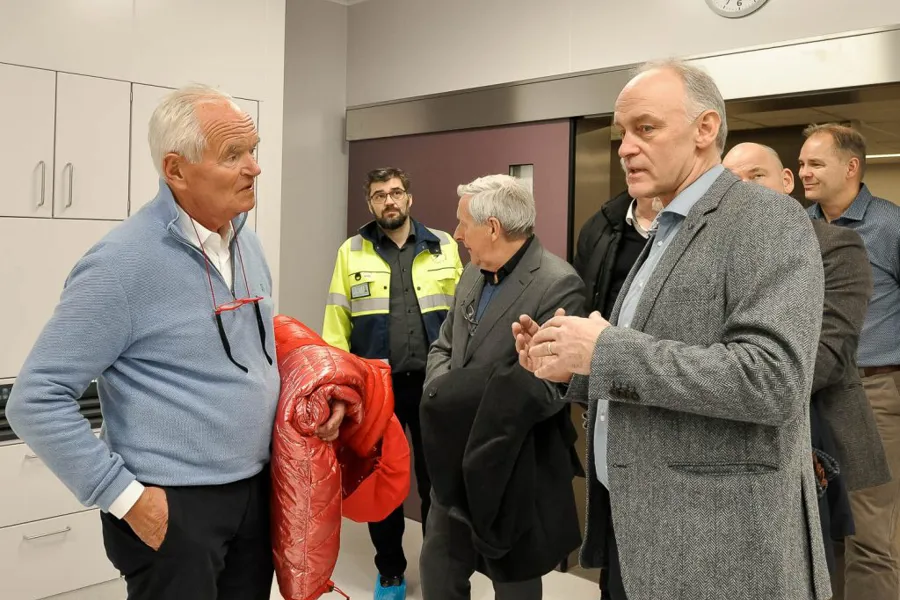 En gruppe menn som snakker