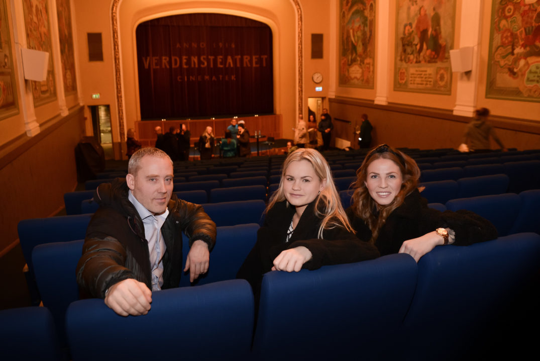 En gruppe mennesker som sitter i en sofa