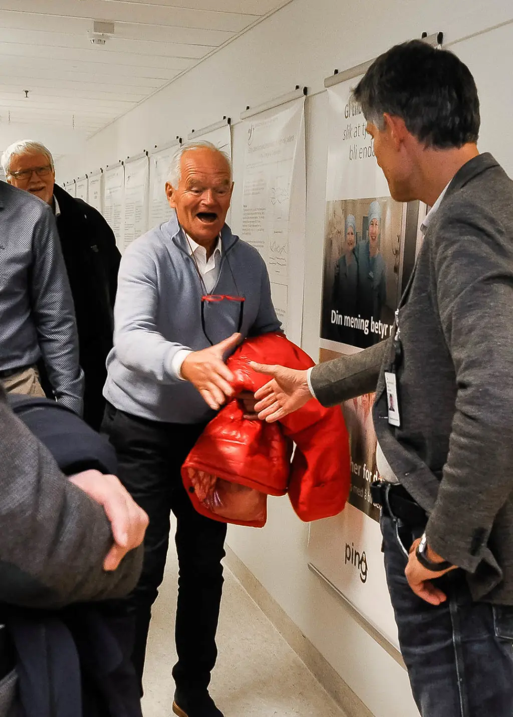 En person som holder en rød gjenstand