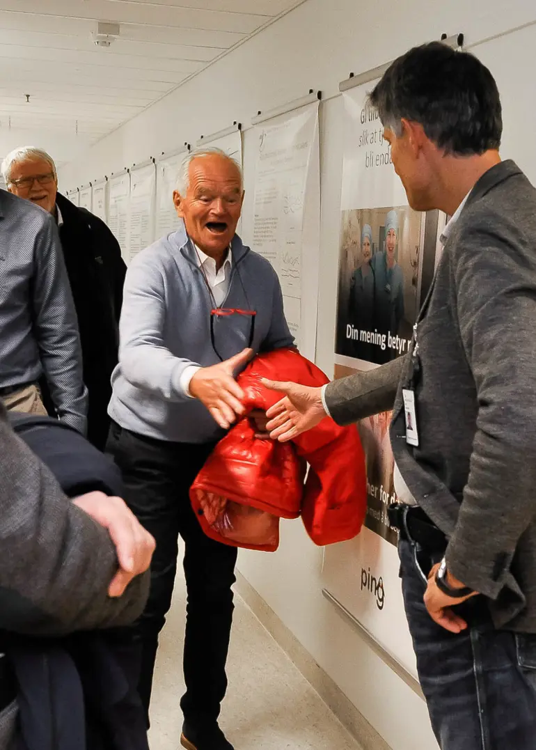 En person som holder en rød gjenstand