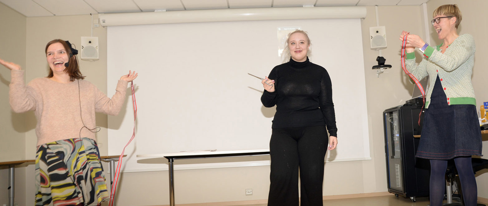 En gruppe kvinner som står foran en whiteboard