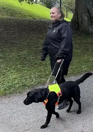En person som går tur med hund