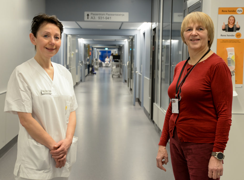 Et par kvinner på en flyplass