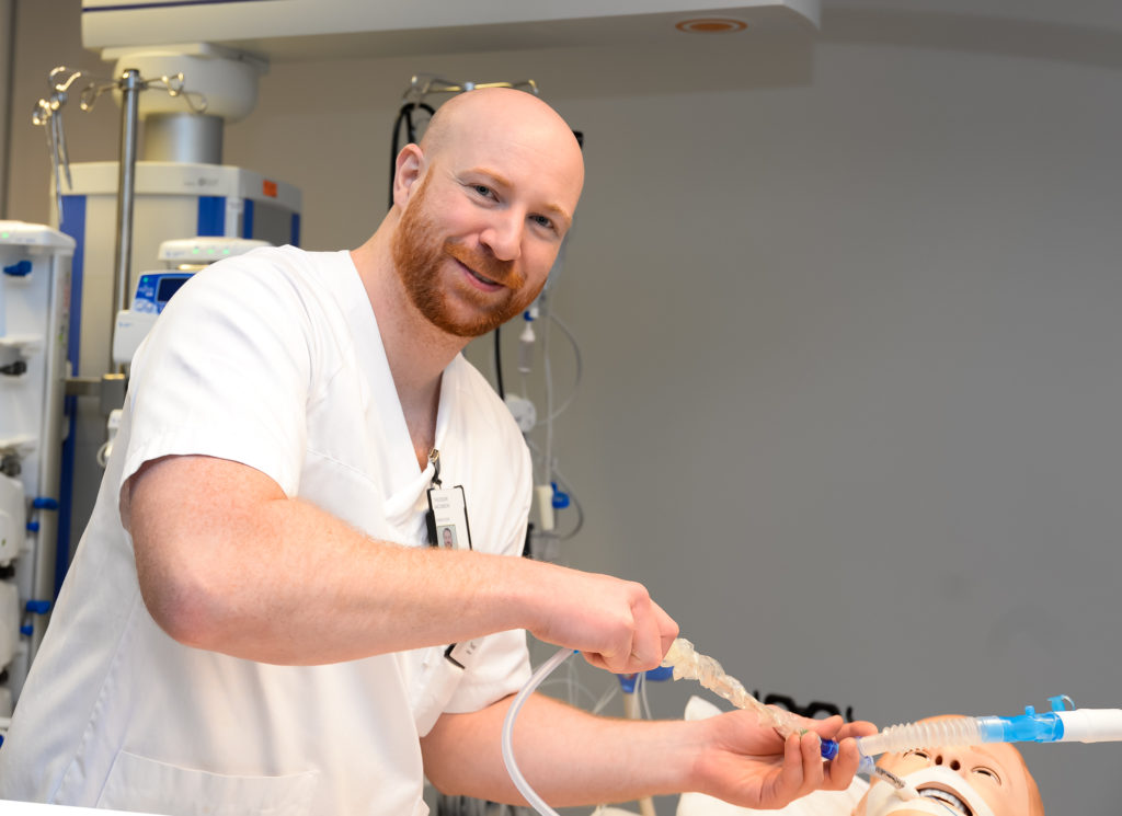 En mann i hvit laboratoriefrakk