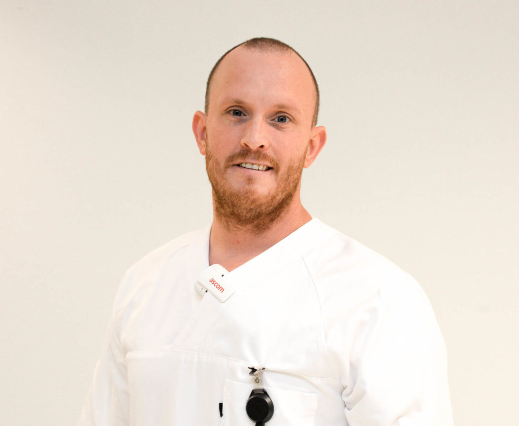 En mann iført hvit skjorte