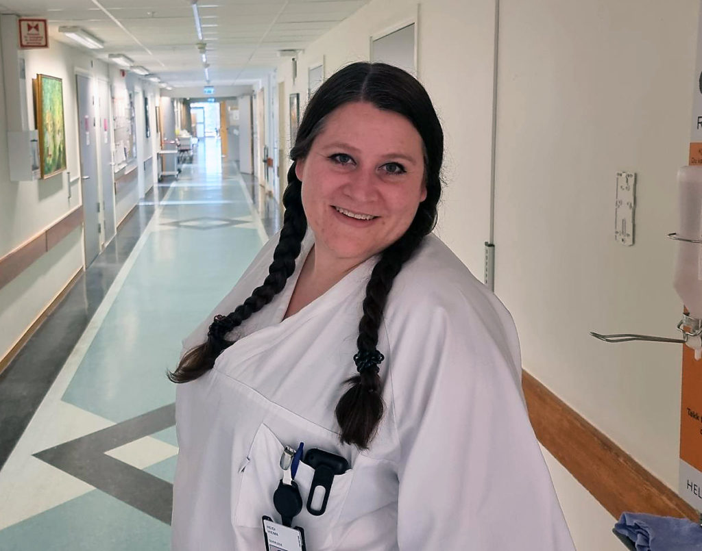 En kvinne i hvit frakk