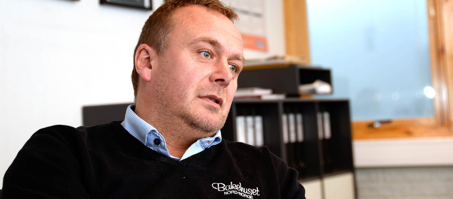 En mann som ser inn i kameraet