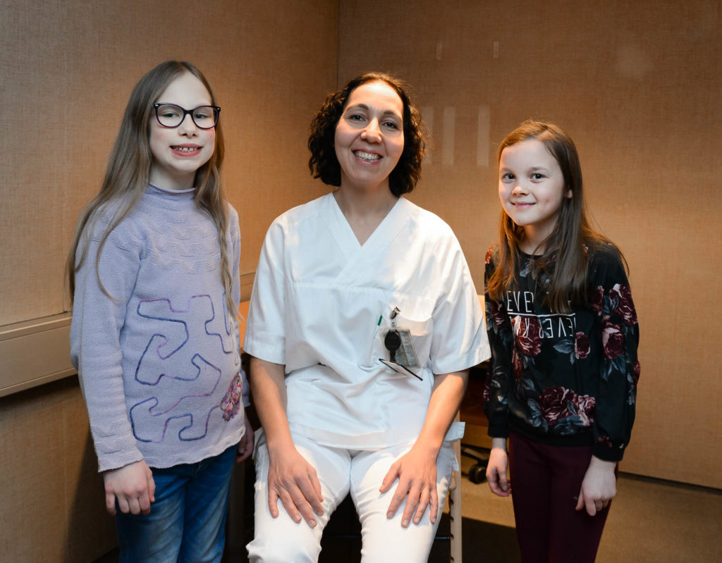 En gruppe mennesker som poserer for kameraet