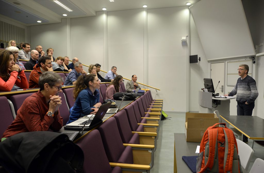 En gruppe mennesker som sitter i et rom