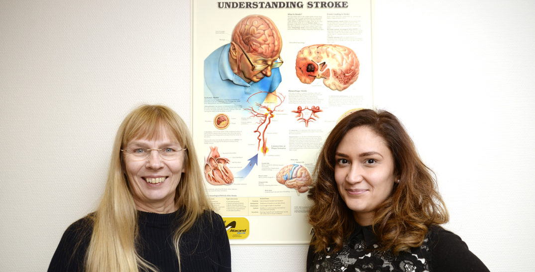 Et par kvinner som poserer for kameraet