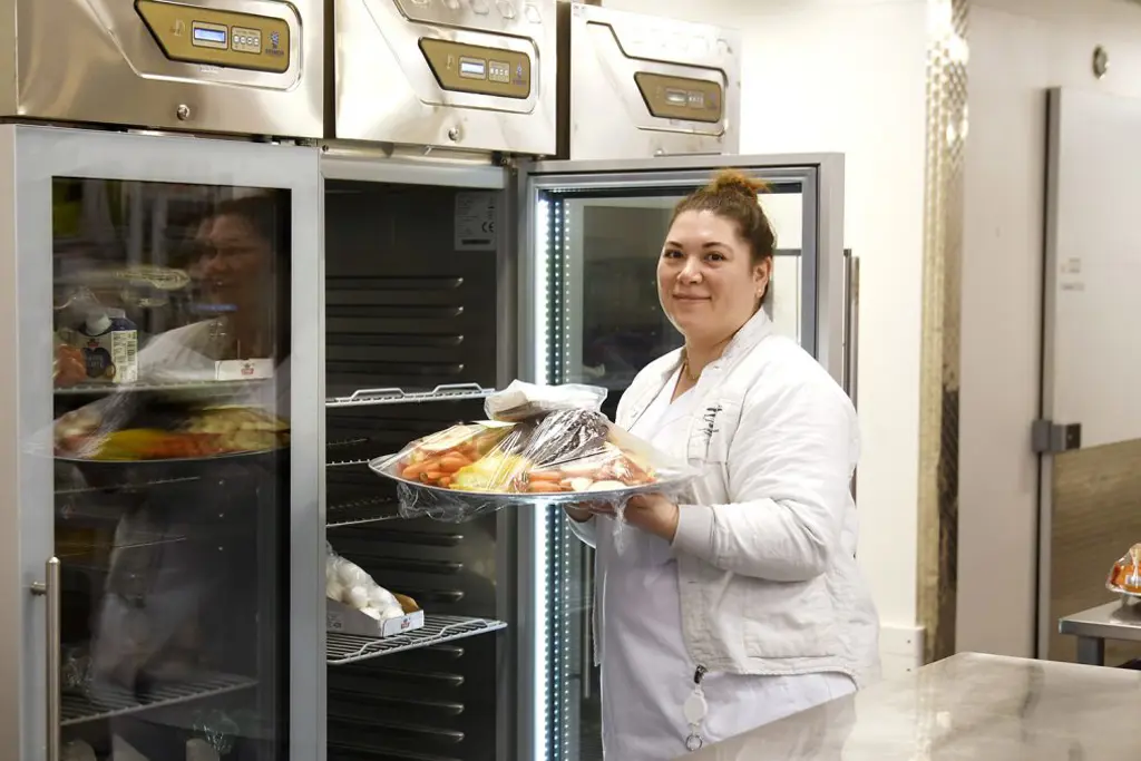 En person som holder et brett med mat