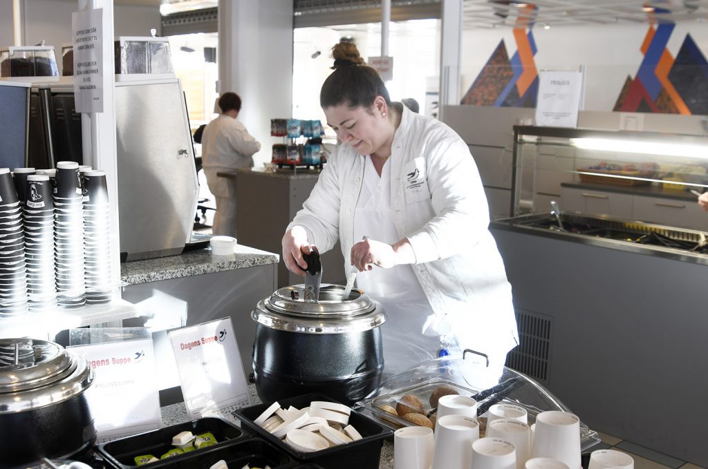 En kokk som lager mat på kjøkkenet