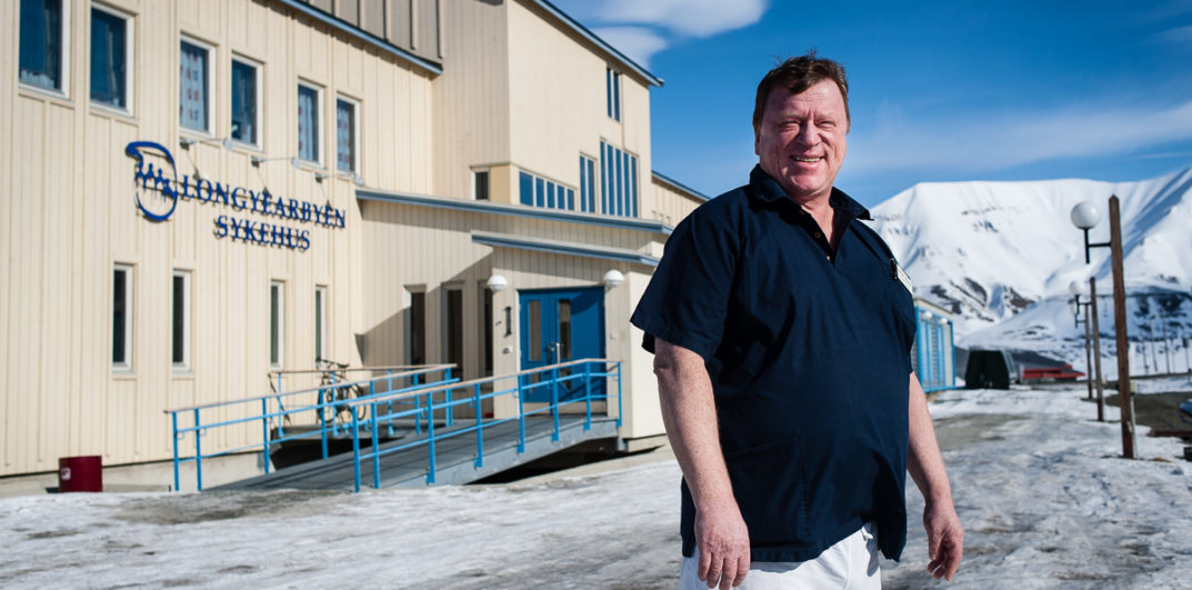 En mann som står i snøen