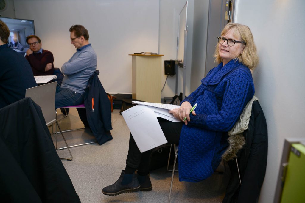 En person som sitter ved et skrivebord