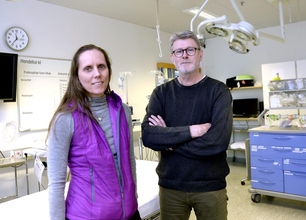 En mann og en kvinne poserer for et bilde