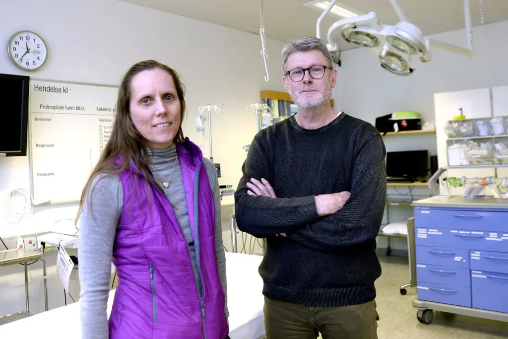 En mann og en kvinne poserer for et bilde