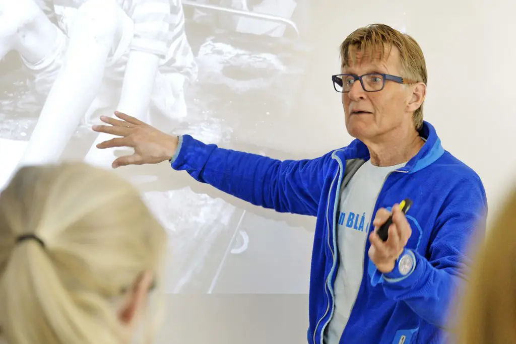 En lege som ser på en pasient