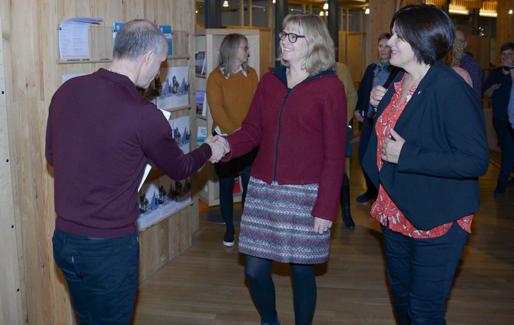 En gruppe mennesker som står i et rom