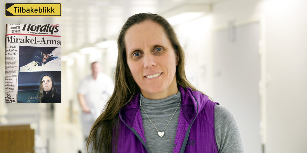 En kvinne som smiler til kameraet