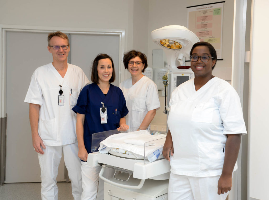 En gruppe mennesker som poserer for et bilde