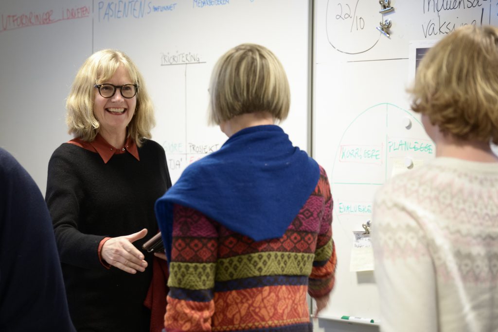 En person som holder en baby