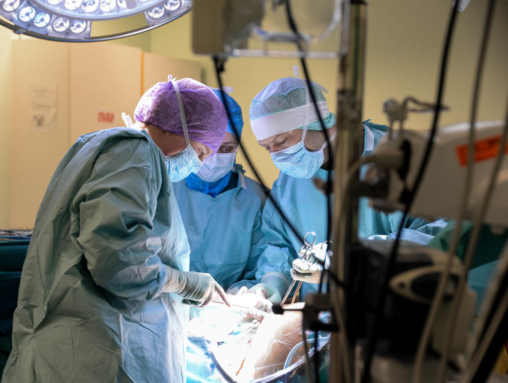 Leger som utfører en operasjon