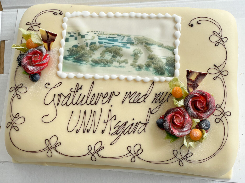 En kake med blomster på