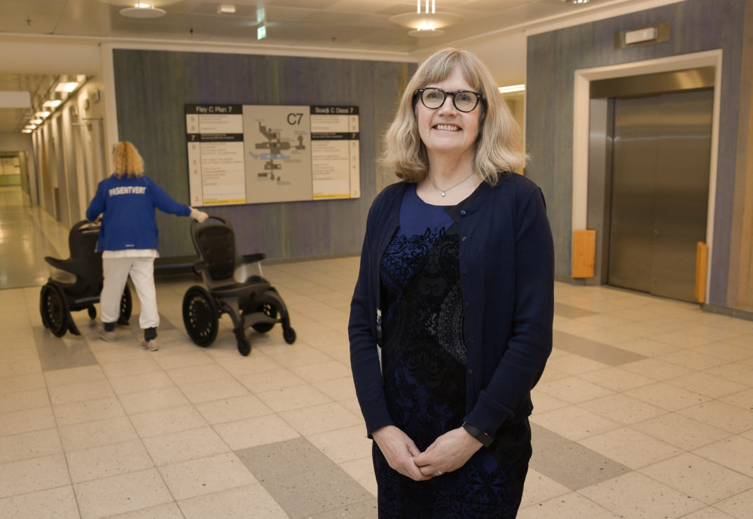 En person som står i et rom