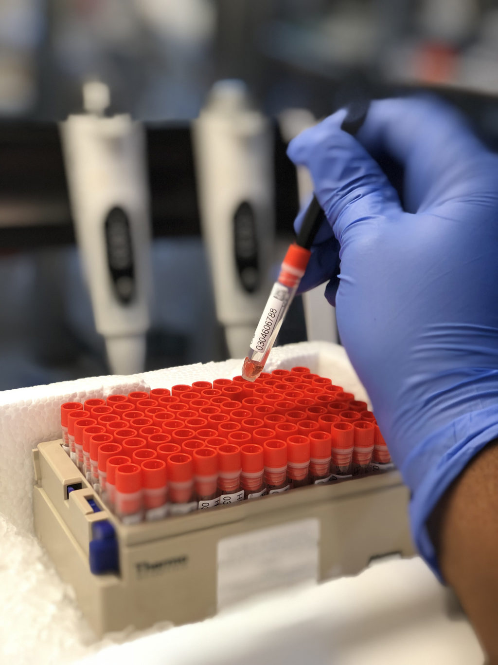 En person som holder et verktøy