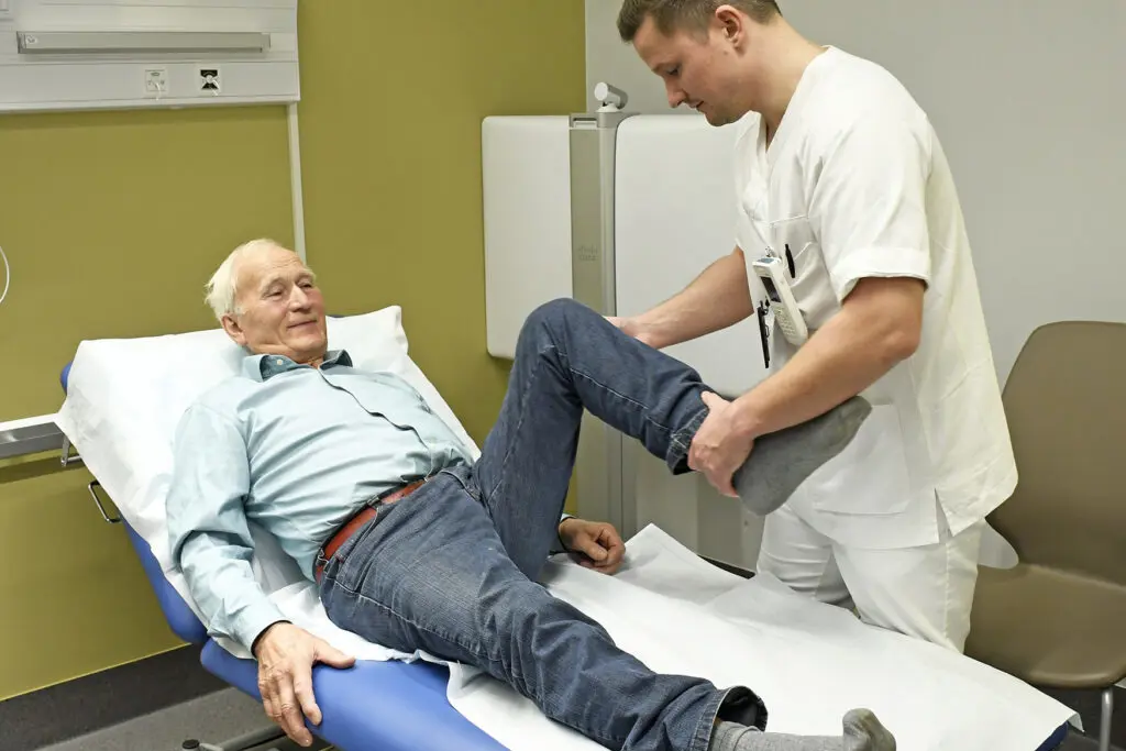 En lege som undersøker en pasient