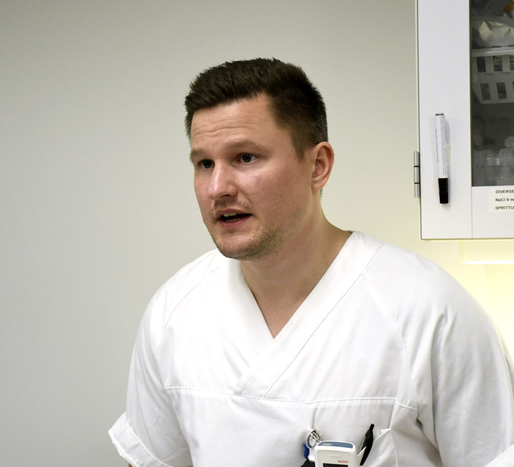 En mann iført hvit skjorte