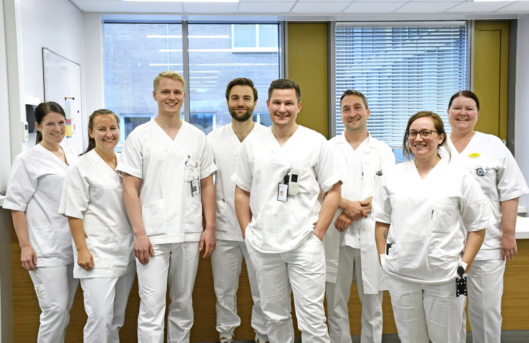 En gruppe mennesker iført hvite skjorter