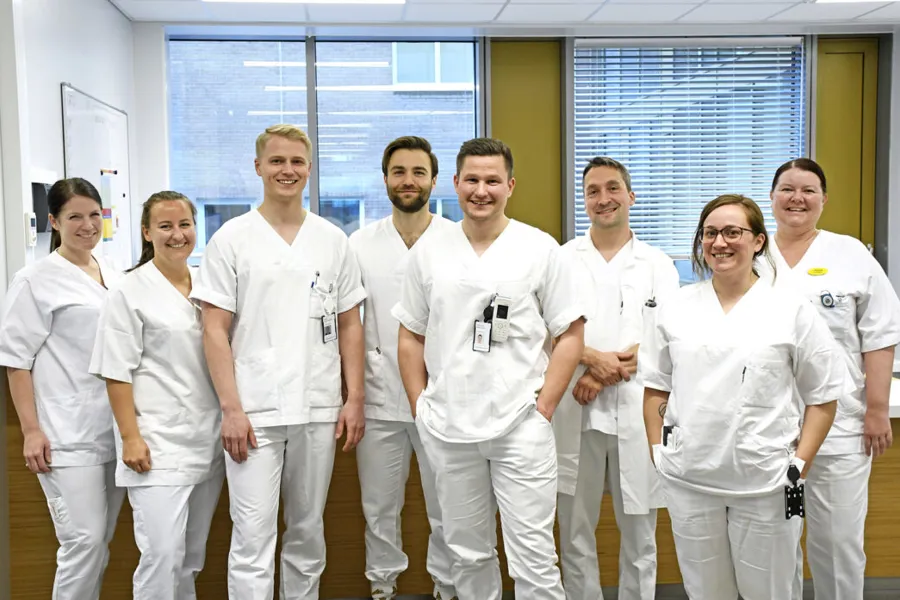 En gruppe mennesker iført hvite skjorter