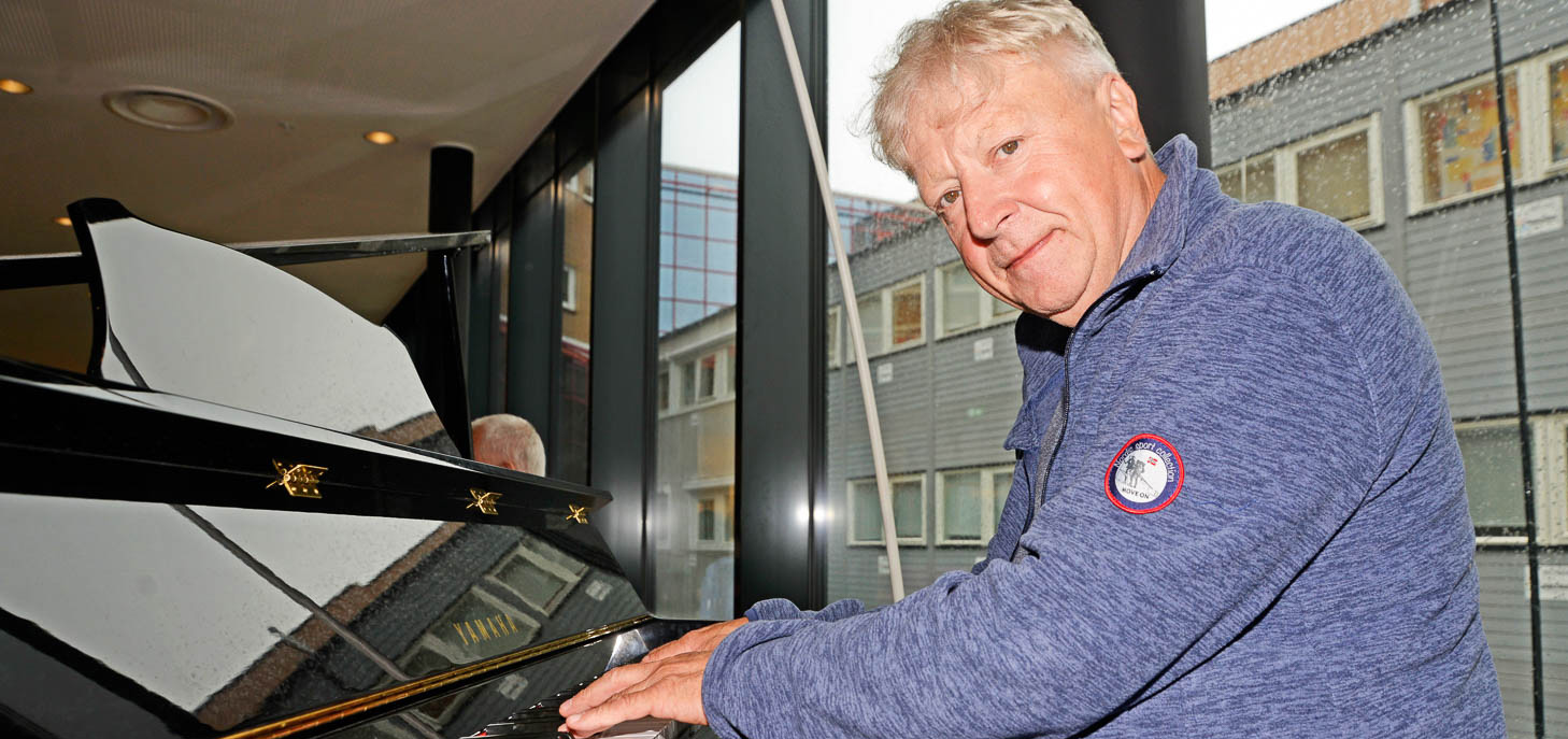 En mann som holder en laptop