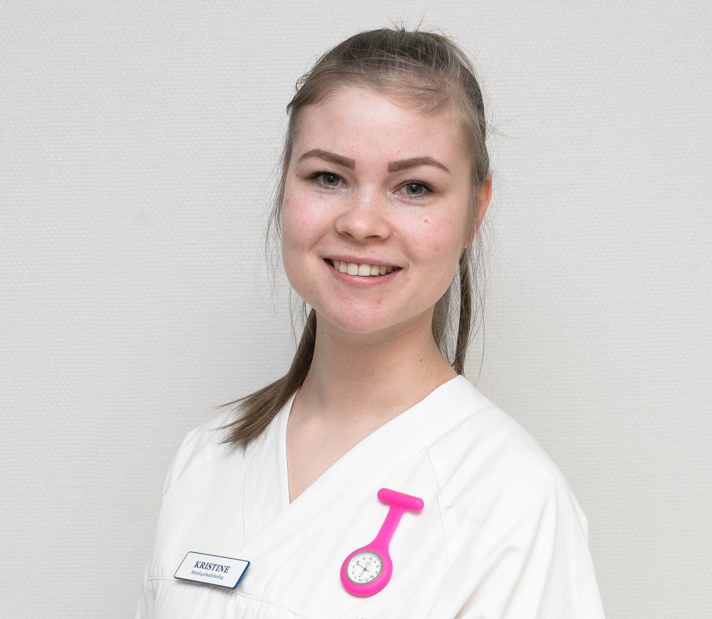 En person iført hvit skjorte