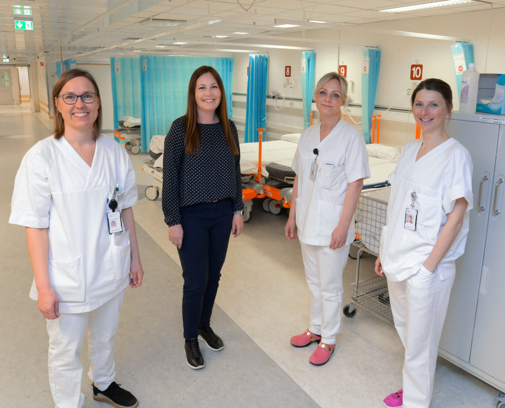 En gruppe kvinner i hvite laboratoriefrakker