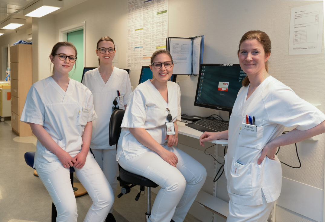 En gruppe kvinner i hvite laboratoriefrakker