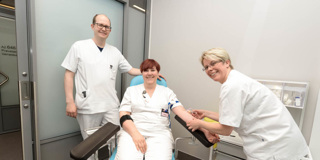 En gruppe mennesker i hvite laboratoriefrakker