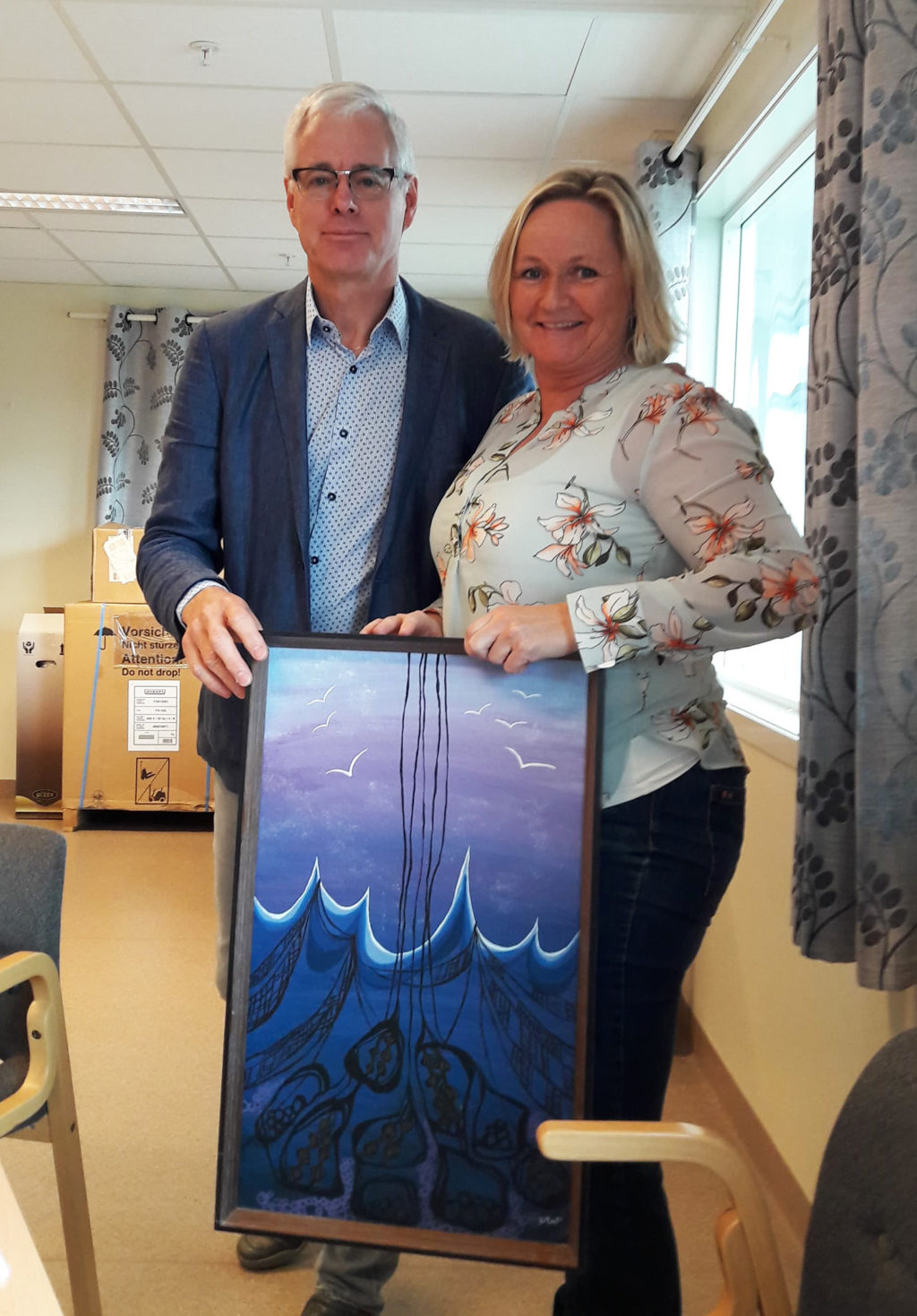 En mann og en kvinne holder en plakett